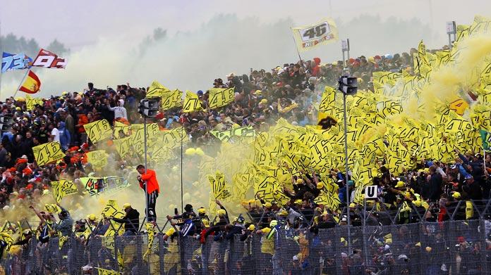 tifosi valentino rossi tribuna gialla motogp yamaha 2017