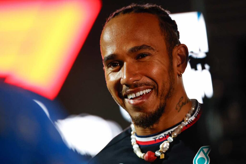 Lewis Hamilton torna a commentare le voci sul suo futuro