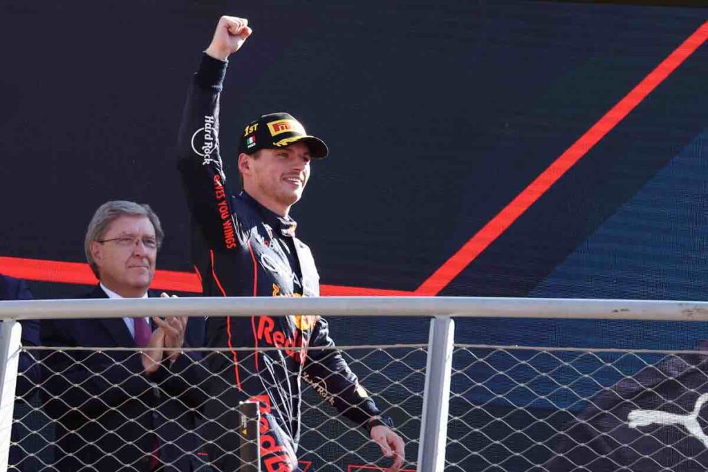 Max Verstappen e George Russell: il duello resta ad alta tensione