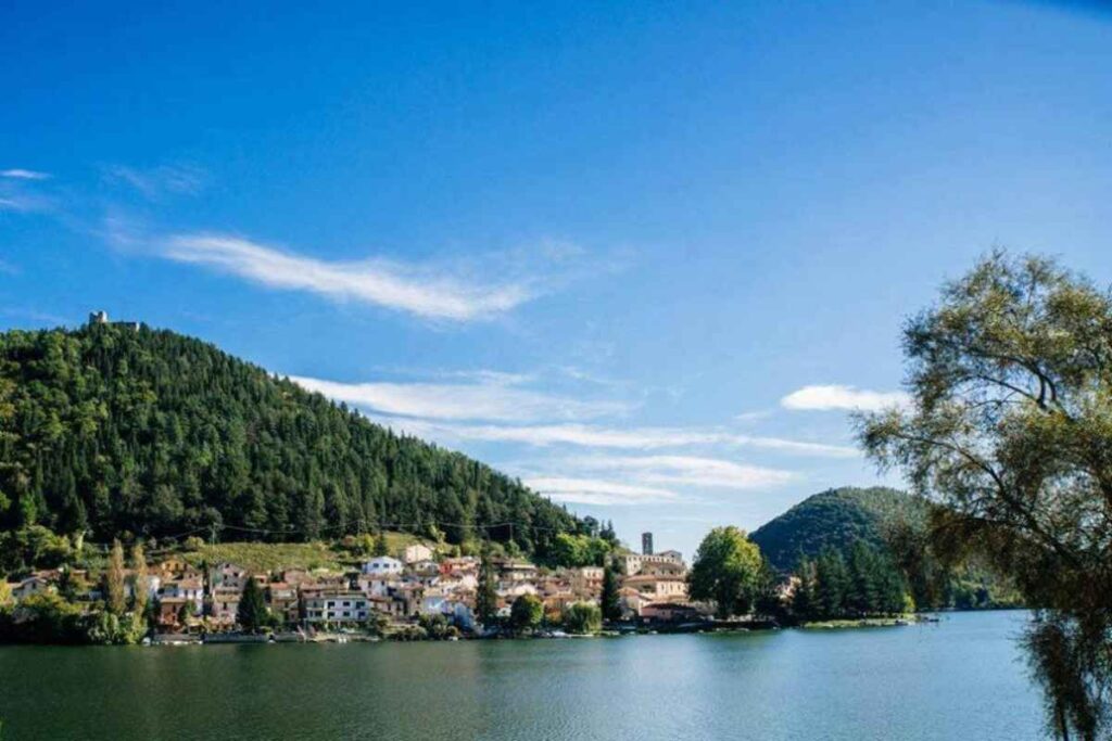 lago mozzafiato escursione auto moto